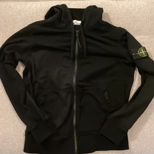 Stone islan zip - En snålt använd stone island tröja med zip.  Hör av vid fundering!!