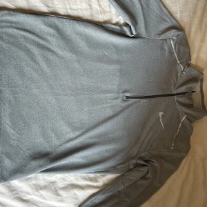 Nike sport tröja! - Extremt skönt material. Storlek S. Säljer då den inte passar. I väldigt bra skick, då den använts ett fåtal gånger. Pris kan diskuteras vid snabb affär. 