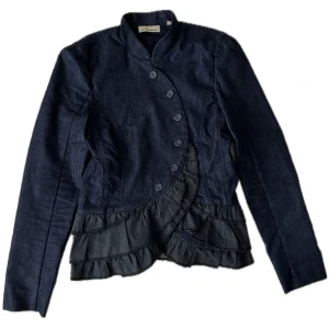 DKNY volang denim jacka - Tunn jacka / kavaj / topp frå DKNY Jeans i storlek XS med volanger och skitcool knäppning. Inga anmärkningar. 💙