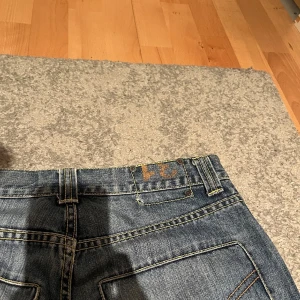 Dondup jeans - Säljer mina Dondup jeans då den ej passar längre. Har tyvärr inte orginal boxen kvar då jag köpte för ett halvår sedan. Kan gå med på byte!