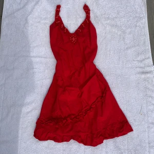 Klänning - Svinsnygg röd klänning med coola detaljer. Köpt på plick men passade tyvärr inte :( Skulle säga storlek M❤️
