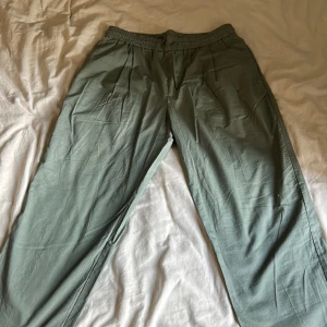 Khakifärgade luftiga byxor! - Jättefräscha byxor som aldrig använts då de inte passar. Luftiga och jätteskönt material! Pris kan diskuteras vid snabb affär. 