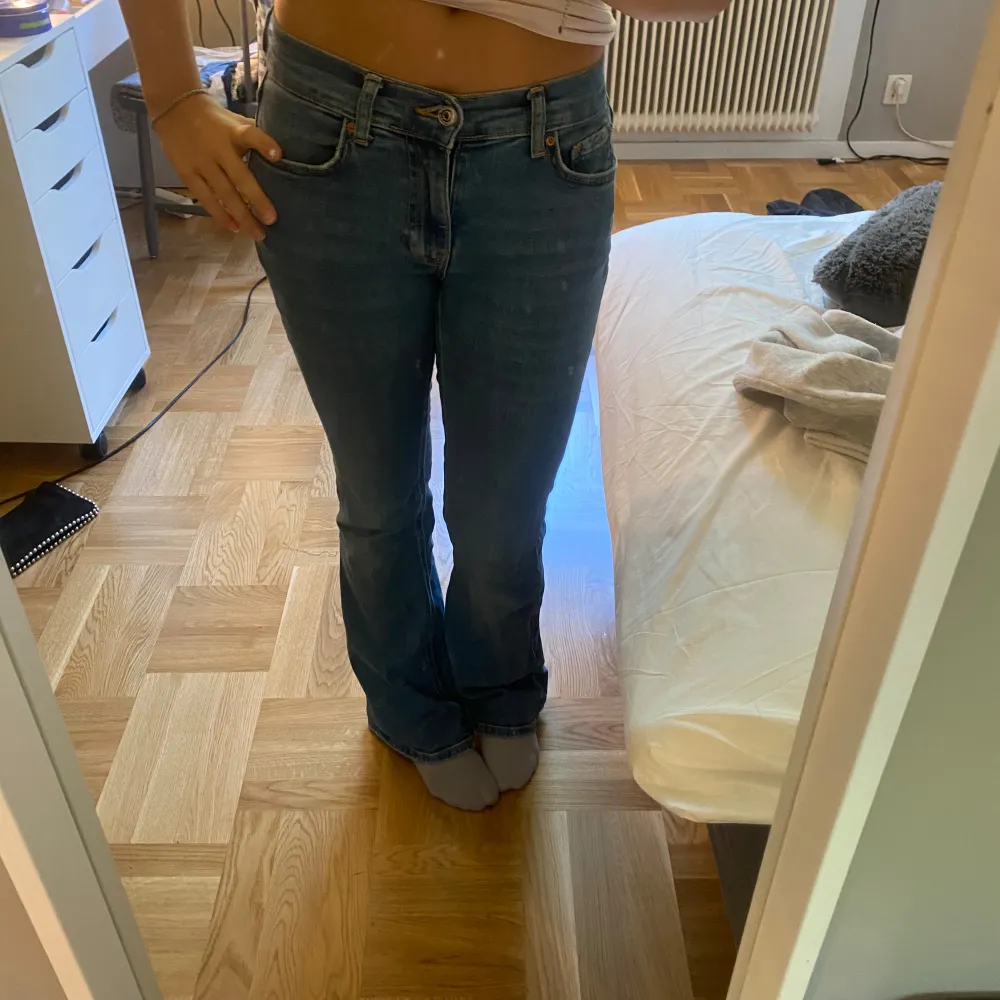 säljer mina jätte fina gina jeans då de inte kommer till användning💕jeansen är i bra skick förutom att de är lite fransiga längst ner som jeans brukar bli💕pris kan diskuteras, nypris var runt 500kr!!. Jeans & Byxor.