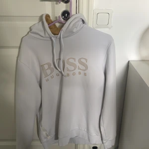 Hugo boss - Hugo boss hoodie som är vit och gold 
