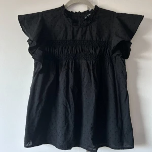 Svart Blus Veromoda - Superfin svart blus från Veromoda. Använd fåtal gånger, så mycket bra skick. Hör av er vid fler frågor🥰🌸