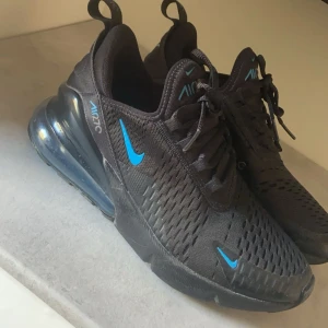 Svart blå 270 - Helt oanvända 270s i svart med blå detaljer, storlek 39. 