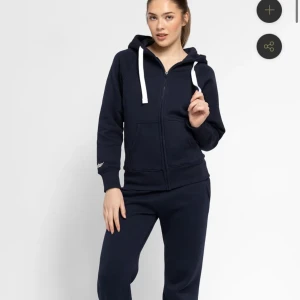 Russemerch kofta  - Marinblå kofta från russemerch, nyskick, endast använd en gång , säljs då den kommer inte till användning. Pris kan diskuteras , kan bytas mot en grå