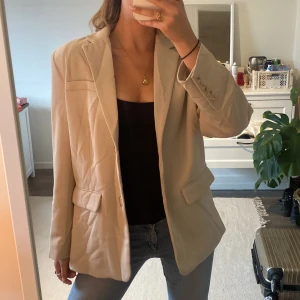 Slutsåld kappa kavaj nakd - världens finaste slutsålda oversized kappa/kavaj från nakd i krämbeige! fodrad inuti så funkar perfekt som höstjacka
