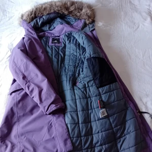 Didriksson vinter jacka - Lång, varm, huva med päls med reflex strån i. Ytterst lite använd.