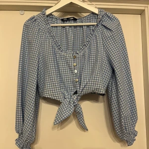 Blå blues  - Blå och vit blues från zara i väldigt bra skick. 