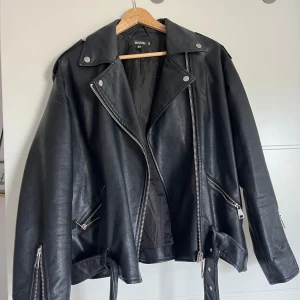 Svart oversized skinnjacka - Säljer en snygg svart oversized skinnjacka från Missguided. Använd några gånger, lite större i storlek