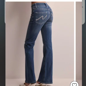Lågmidjade jeans  - Säljer mina jätte fina lågmidjade jeans ifrån Nelly som endast använts en gång. På hemsidan kostar de 699kr och de är slutsålda i denna storlek. 