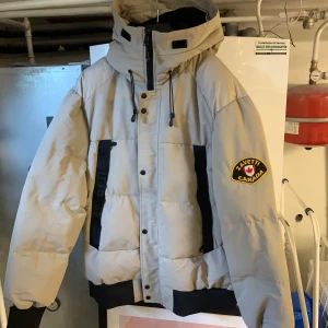 Zavetti Canada - Säljer denna feta jackan för ett bra pris jackan är inte alls använd utan bara testad , kan sänka priset vid snabb affär ✅🍾