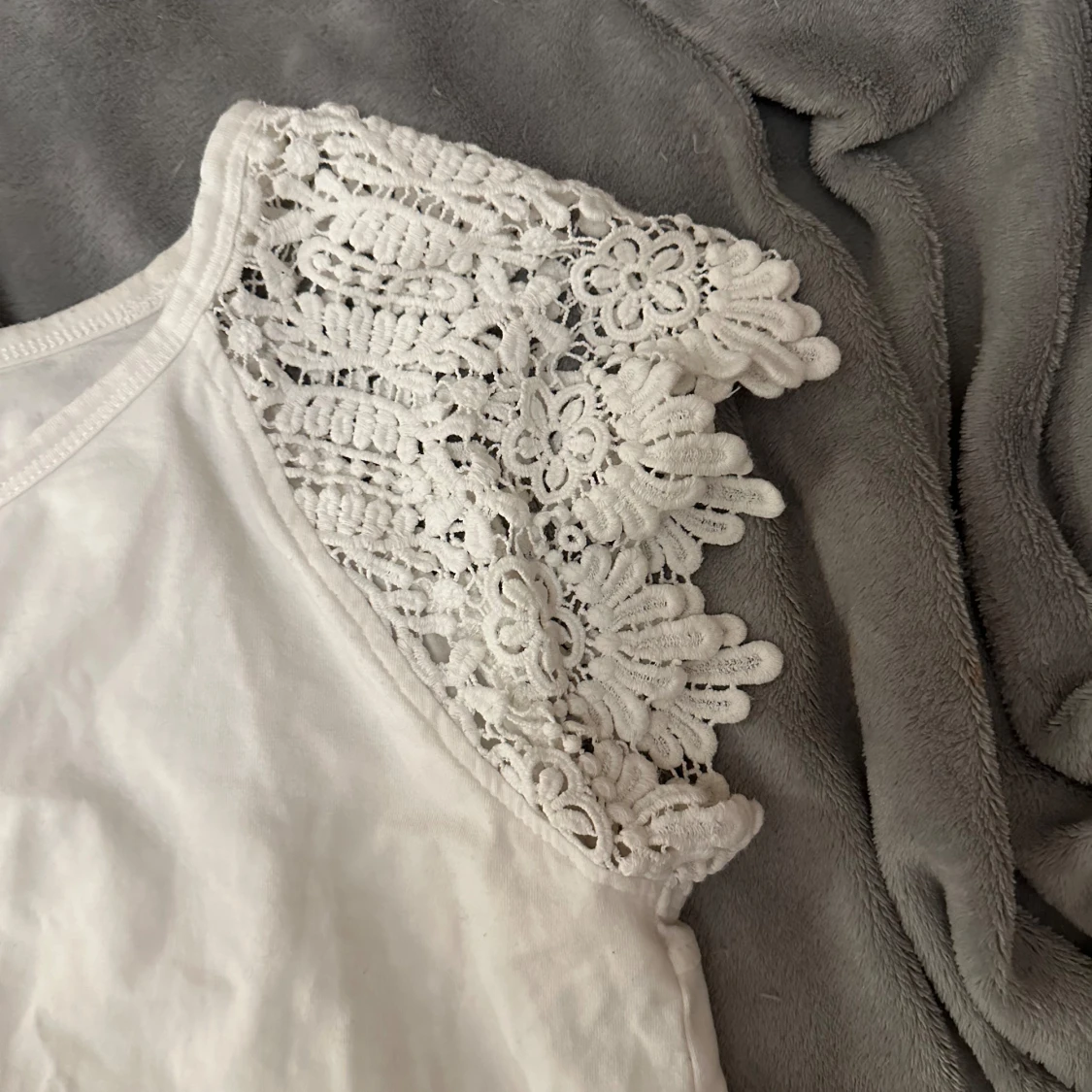 Vit topp med spets - 93