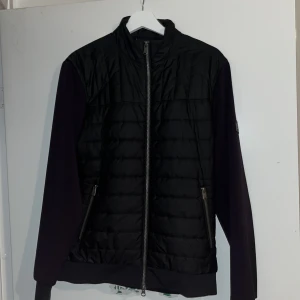 Barbour cardigan  - En barbour cardigan knappt använd vill sälja den för att den är lite för stor för mig. Skick = nyskick storlek M passar även S om man gillar lite mer oversized 👌