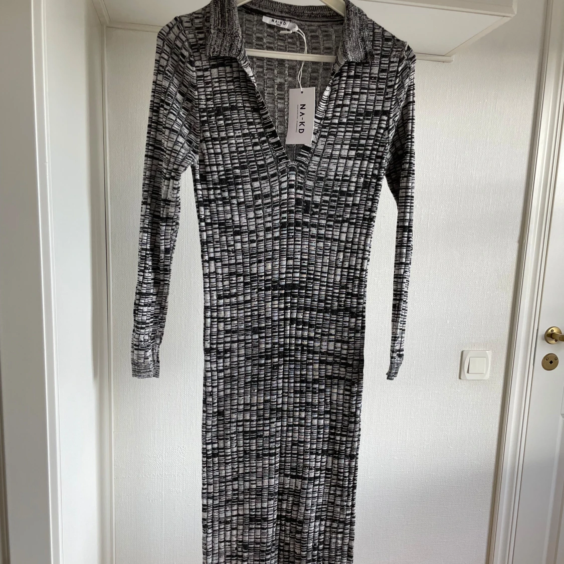 Ribbstickad klänning M - 90