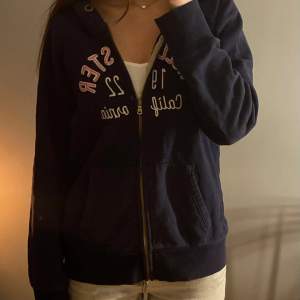 Säljer denna fina hollister zip hoodie. Kommer inte till användning längre. Storlek XL men är som storlek M.