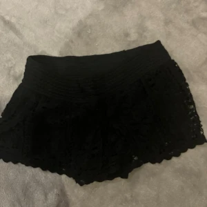 Shorts  - Svarta söta shorts köpta i Paris!💗 står att de är i L men de passar S/M🙏