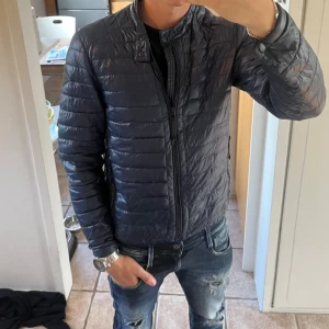 Replay jacka - En riktigt fet replay jacka perfekt nu inför hösten! Lite glansig vilket gör den ännu fetare. Tyvärr limegrön på insidan men det syns ej när man har den på sig. Nypris är ca 1200 och den är i dunder skick. Hör av er för frågor!