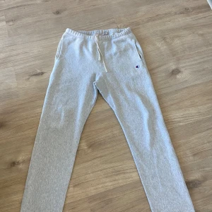 Grå mjukisbyxor Champion - Bra skick, strl L passar M, resåren är borttagen på båda benen, märkena går och få bort med strykjärn 