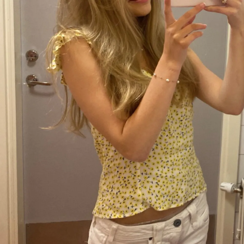 FINASTE jeansen någonsin, perfeeekta lågmidjade jeans som är så fina i längden och passar till allt! Säljer då dem är för små nu :( Har använts sparsamt, men är lite missfärgade där nere. Har aldrig sett ett par liknande 💓🥺 w26 L33. Farkut & Housut.