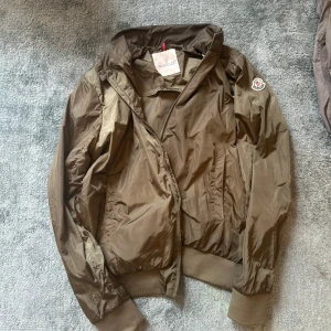 Moncler windbreaker cardigan - Tja! Säljer nu denna tvärfeta moncler cardigan som liknar en windbreaker! Skick-9/10, nypris ca8000kr, vårt pris 1799kr❗️strl 2 vilket motsvarar ca S-M