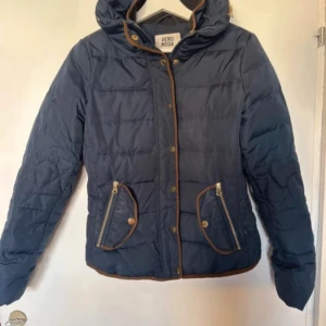 Jacka - Jacka från vero Moda. Storlek M men skulle säga mer XS/S då den är väldigt liten i storleken