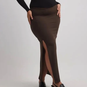 Långkjol nakd brun small nyskick  - Brun långkjol från nakd i storlek small i nyskick. Nypris 449kr, pris kan diskuteras 🌟