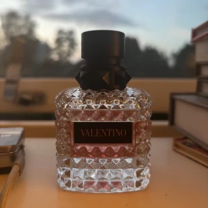 Valentino Born in Roma - Säljer denna för att jag ej använder den längre, finns ca 40ml kvar, 50 ml originellt, köpt för 1100kr, pris kan diskuteras💘