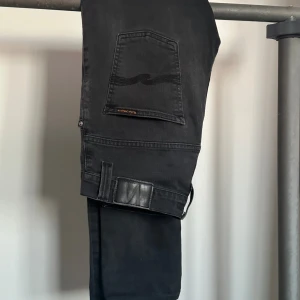 Nudie grim tim jeans - Nudie grim tim jeans i otroligt bra skick. Storlek: W30 L32 orginal pris: 1600 kr