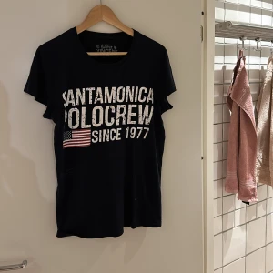 Polo t-shirt - Säljer nu denna feta tisha som är i toppskick, 10/10, använd fåtal gånger. Priset är inte hugget i sten så kom med bud!