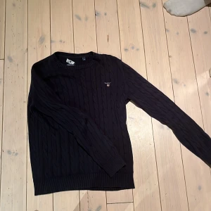 Gant stickad tröja  - Säljer gant tröja stickad. Inget fel eller inget märke på den sitter perfekt på en storlek m. Perfekt nu på vinter och höst 