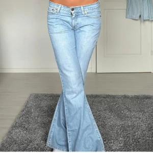 Lågmidjade jeans - Supersnygga lågmidjade jeans (lånade bilder). Sprättade längst ner så de passar mig som är 170, skriv för bild! 💓💓 kan tänka mig att gå ner i pris vid snabb affär