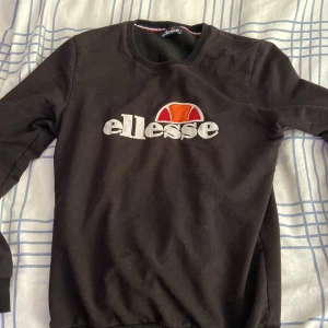 ellesse tröja - Säljer en ellesse tröja i storlek S mycket bra skick men den har varit med ett tag