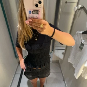 hm tshirt  - så snygg populär ”ribbad” tshirt. knappt använd❤️