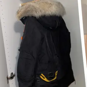 Riktigt fräsch å tung parajumpers  jackan användt några gånger finns i Stockholm kan mötas.   Storlek: XS/S 