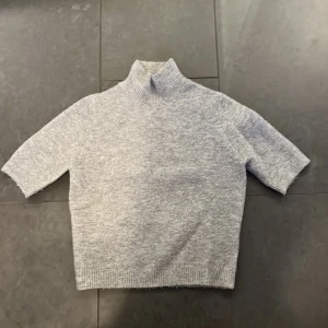 Zara stickad t-shirt - Är i storleken S men passar på XS. Ny skick inga fläckar säljer eftersom att den inte passa mig längre