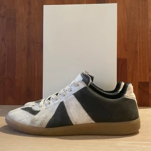 Maison margiela skor - Säljer mina ovanliga Gats från Maison Margiela. Bra skick. Dustbags och box medföljer! Kom dm om du har någon fråga! 