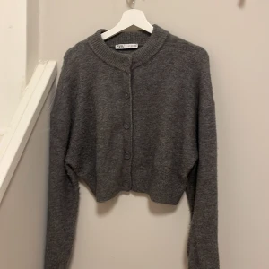 Stickad tröja - Säljer en mysig cardigan. Säljer då den inte kommer till användning. Den är i storlek L men passar mig som är S. Priset ligger på 170 exslusive frakten(: