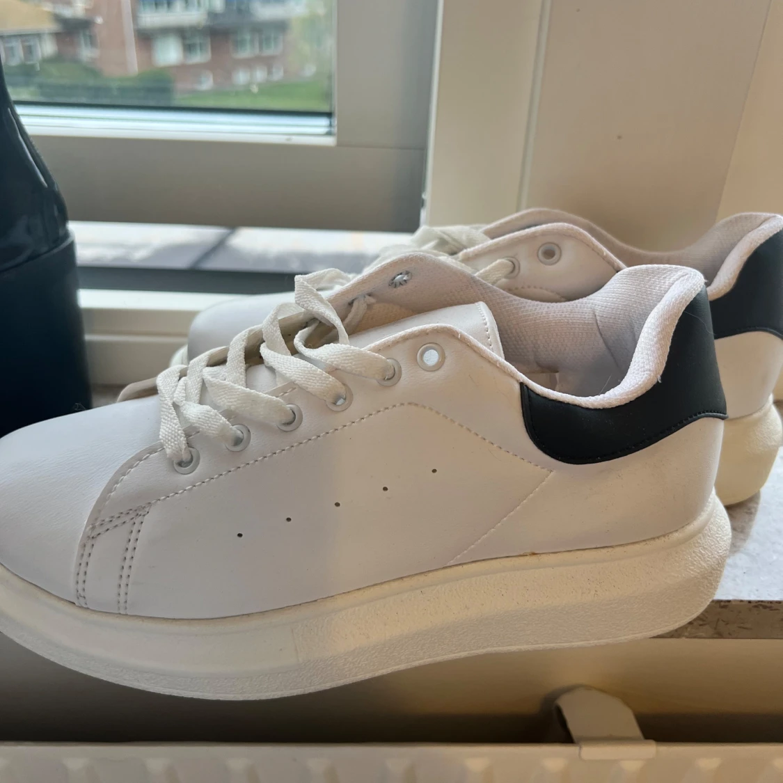 Oanvända sneakers 