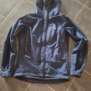Haglöfs Men's Astral Gore-Tex Jacket Tarn Blue - Lite använd. Jätte bra skick.