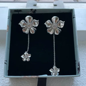 Ioaku örhängen - Säljer dessa populära örhängen från ioaku då jag inte har funnit någon användning av de!! Nypris: 600