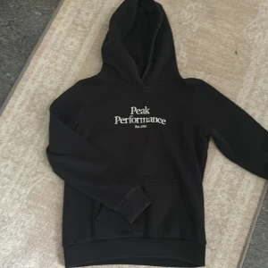 Svart Peak tröja  - Stl 150 använd men i fint skick. Nypris 699:-