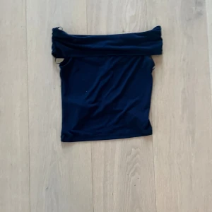 Gina tricot tröja - Säljer min jätte fina of shoulder tröja. Aldrig andvänd och har kvar lappen. Köpte för 195kr