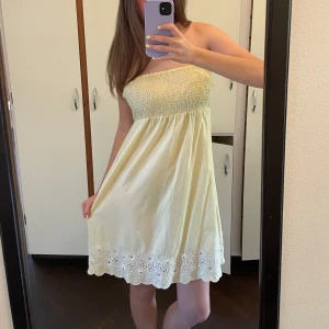 Bandue klänning - Supersöt bandue klänning med broderi längst ner Färgen visas bäst på första och andra bilden