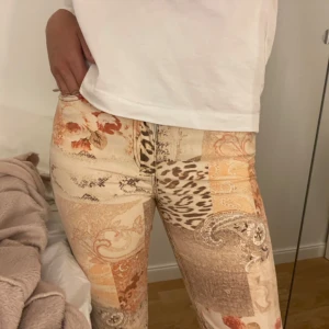 GUESS Bootcut jeans - SÅÅÅ sjukt snygga, coola och unika jeans!!😍😍😍 pris går att diskutera vid snabb affär!!💕