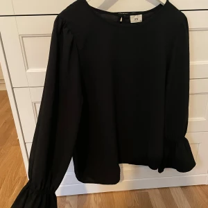 Svart blus  - Svart blus i storlek 34/xs men stor i storleken. Endast använd någon enstaka gång💞💞