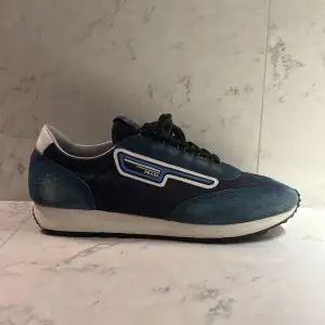 Säljer nu dessa extremt fräscha sneakers i fint skick. Med skorna kommer box