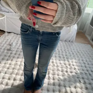 Skitsnygga bootcut Low waist jeans som tyvärr inte kommer till användning. Klicka inte på köp nu direkt utan kontakta mig gärna först då jag är osäker på om jag vill sälja 🥰🥰🥰🥰