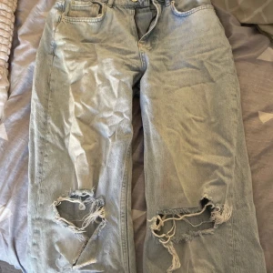 Jeans - Bra skick inga skador, bara de där konstiga fläckarna som KANSKE kan gå bort i vit tvätt? Normal i storleken.
